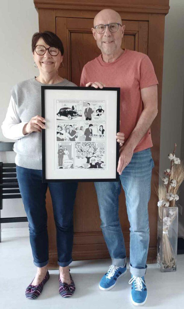 Photo des modèles qui tiennent leur BD personnalisée N&B encadrée