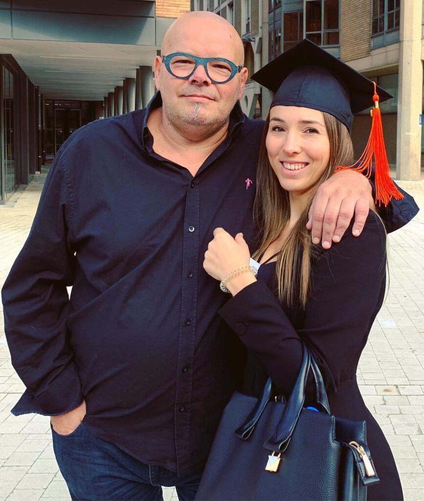 modèle photo du héro, le papa, avec sa fille Chirine.
